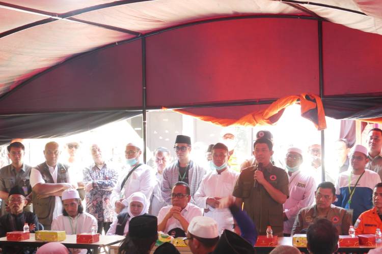 Para orang tua dan wali santri Ponpes Al Khoziny yang anaknya belum ditemukan akhirnya menyetujui penggunaan alat berat dalam proses pencarian. (Foto: Istimewa)