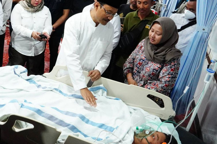 Syehlendra Haical (13), santri Pondok Pesantren Al-Khoziny saat dijenguk Mensos Gus Ipul di RSUD Sidoarjo. (dok Kominfo Sidoarjo)