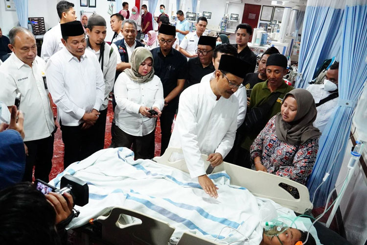Menteri Sosial Saifullah Yusuf (Gus Ipul) menjenguk Syehlendra Haical, santri Pondok Pesantren Al-Khoziny di RSUD Sidoarjo. (foto: Kominfo Sidoarjo)