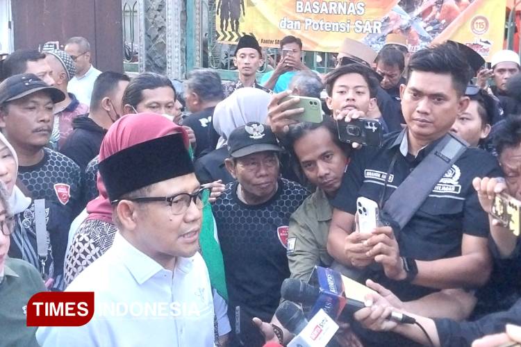 Menteri Koordinator Bidang Pemberdayaan Masyarakat (Menko PM) A. Muhaimin Iskandar (Gus Muhaimin) saat mengunjungi Ponpes Al-Khoziny Sidoarjo. (FOTO: Syaiful Bahri/TIMES Indonesia)