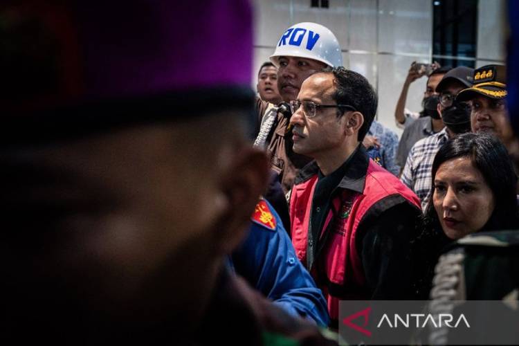 Mantan Mendikbudristek Nadiem Makarim (tengah) menggunakan rompi tahanan berjalan keluar usai pemeriksaan di Jampidsus, Kejaksaan Agung, Jakarta, Kamis (4/9/2025). ANTARA FOTO/Bayu Pratama S/agr/am)
