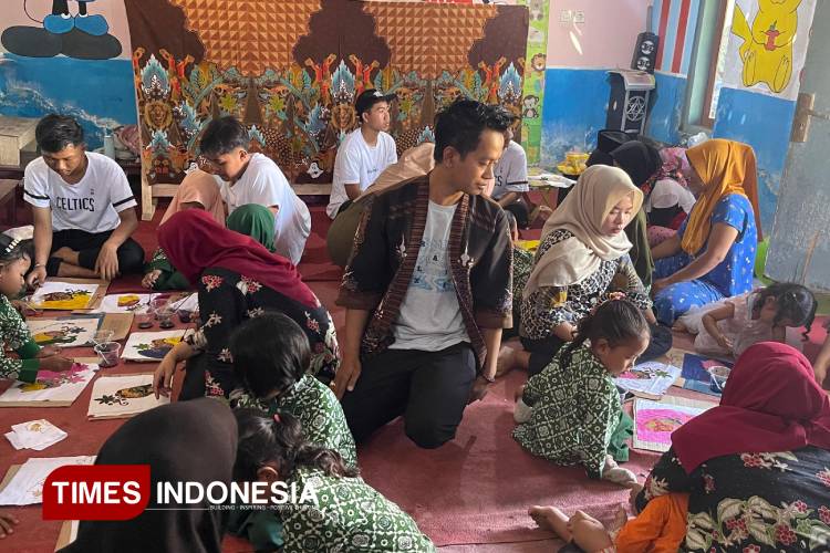 Owner Ijen Batik saat membimbing dan memantau langsung proses pewarnaan Batik bagi siswa TK (FOTO: Moh Bahri/TIMES Indonesia)