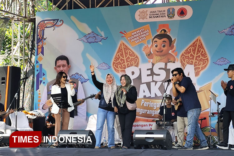 Panggung Hiburan Peringatan Bulan PRB 2025 di Pendopo Trowulan, Kabupaten Mojokerto, Kamis (2/10/2025). (Foto: Theo/TIMES Indonesia)