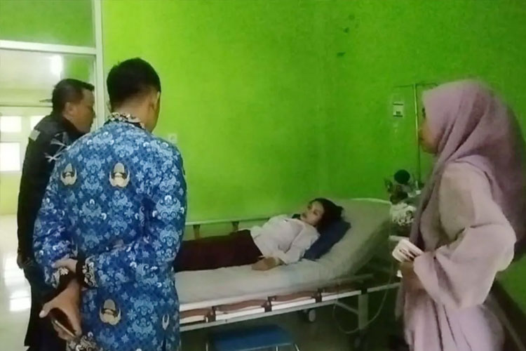Pasien korban keracunan menjalani perawatan medis di Puskesmas Cipatujah, Kabupaten Tasikmalaya, Jawa Barat, Kamis (2/10/2025). (FOTO: ANTARA/HO-Pokja Pemkab Tasikmalaya)
