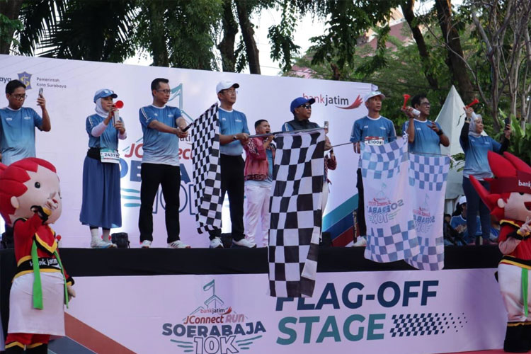 Pelepasan peserta Bank Jatim JConnect Run 10 K di Balai Kota Surabaya pada Minggu (28/9/2025). (FOTO: Dok.Humas Bank Jatim)