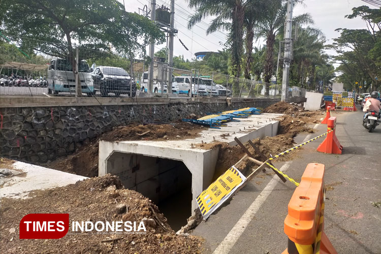 Pemasangan box culvert dari PU SDA Jatim di depan Kampus Polinema telah mencapai 100 meter lebih.(FOTO A:Widodo Irianto/TIMES Indonesia)