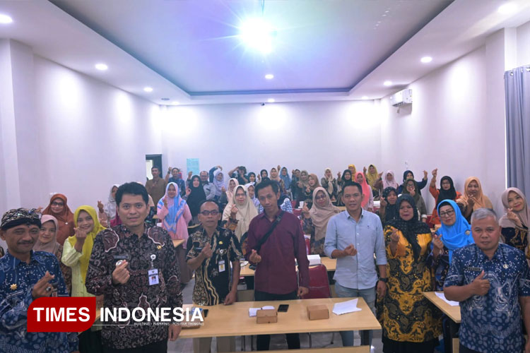 Wakil Bupati Banjarnegara Wakhid Jumali Lc (Nomor 2 dari Kiri) bersama para pelaku usaha di Banjarnegara. (FOTO: Kominfo Banjarnegara for TIMES Indonesia)