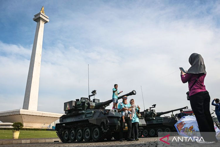 Pengunjung berfoto di atas alutsista saat TNI Fair di Monas, Jakarta, Sabtu (20/9/2025). (FOTO: ANTARA FOTO/Sulthony Hasanuddin/sgd)