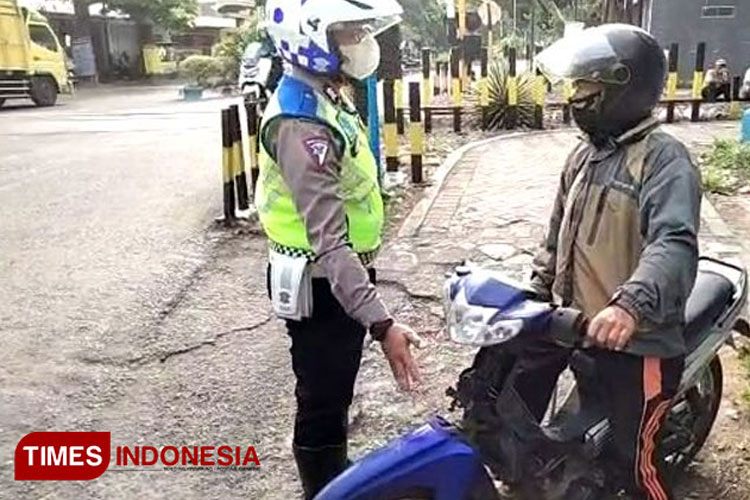 ILUSTRASI: Polantas melakukan penindakan pada pengendara (FOTO: Dok. TIMES Indonesia)