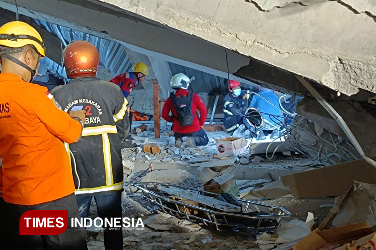 Suasana reuntuhan tembok Pondok Pesantren Al Khoziny Sidoarjo yang masih terdengar suara didalamnya. (Foto: Syaiful Bahri/TIMES Indonesia)