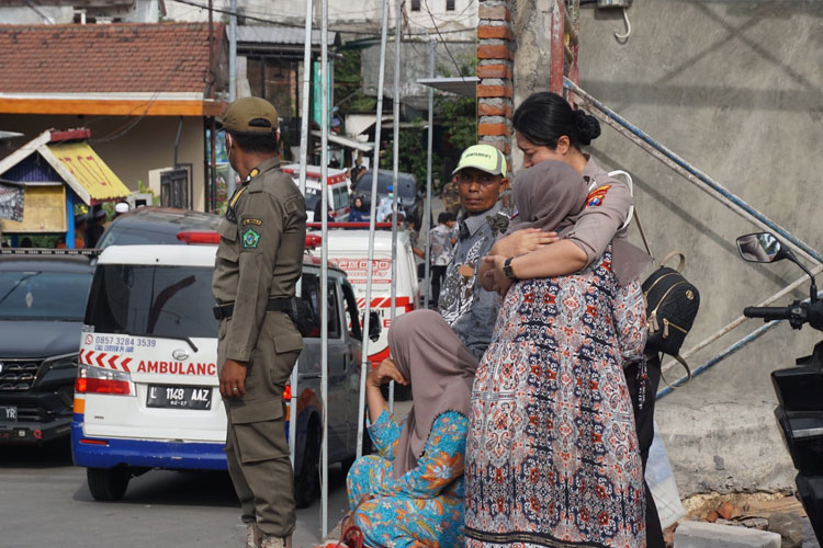 Wali Santri Ponpes Al Khoziny memeluk anggota Polwan Polresta Sidoarjo. Menjelang Akhir Golden Time, Tim SAR Bahas Penggunaan Alat Berat di Ponpes Al Khoziny.