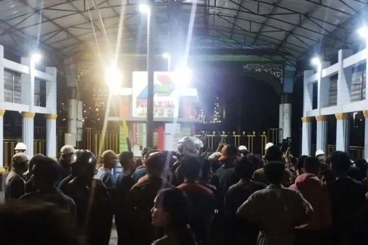 Ratusan warga berkumpul di sekitar Kilang Pertamina Dumai akibat ledakan pada salah satu unit kilang minyak, Rabu (1/10/2025) malam. (FOTO: ANTARA/Abdul Razak)