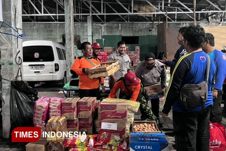 Relawan Sakdulur e Mas Dedi menyalurkan bantuan kebutuhan bahan pokok untuk dapur umum yang didirikan di Ponpes Al Khoziny. (Foto: Rudi/TIMES Indonesia)