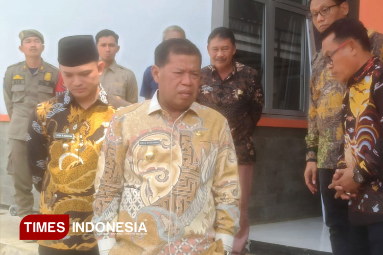Bupati dan Wakil Bupati Majalengka, H Eman Suherman-Dena M Ramdhan dan Sekda Majalengka, Aeron Randi meninjau pembangunan sekolah rakyat. (FOTO: Jaja Sumarja/TIMES Indonesia)