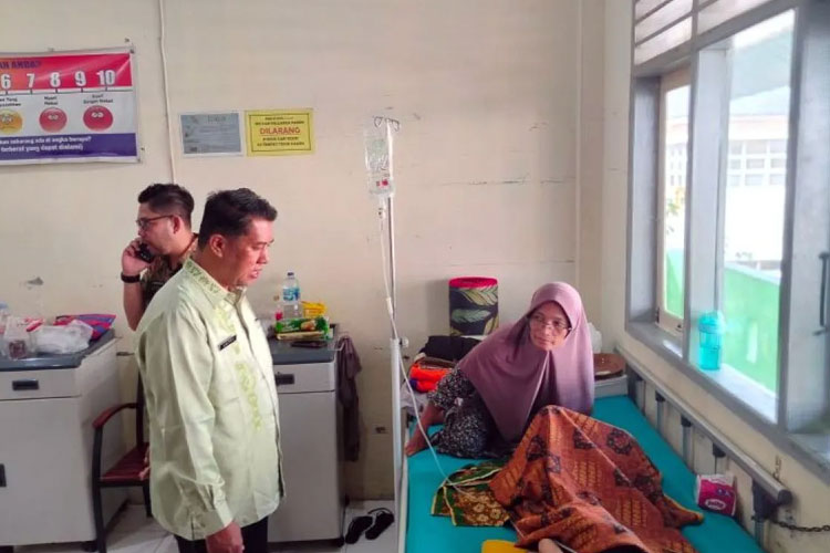 Sekretaris Daerah Agam Muhammad Lutfi Ar sedang membesuk korban keracunan MBG yang dirawat di RSUD Lubuk Basung, Kamis (2/10/2025). ANTARA