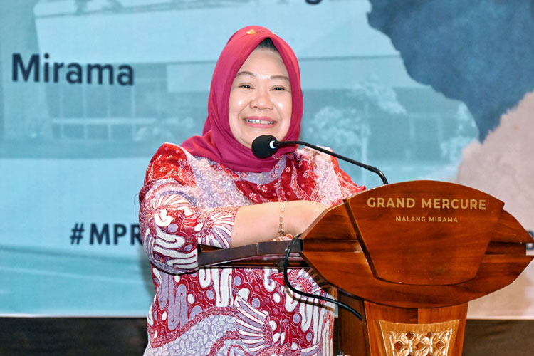 Siti Fauziah saat bicara dalam Forum Konsultasi Publik (FKP) bertema “Peran Masyarakat dalam Meningkatkan Kualitas Kebijakan Pelayanan Publik di MPR”. Acara ini digelar MPR RI bekerja sama dengan Kelompok Kerja Madrasah Ibtidaiyah (KKMI) Kota Malang.