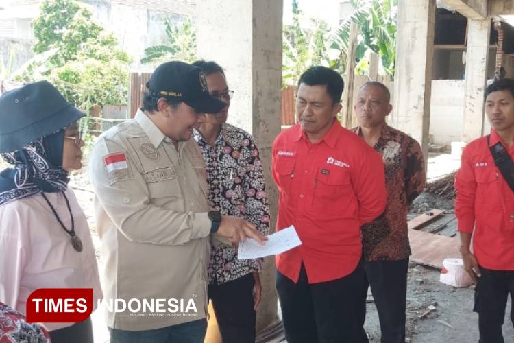 Sidak pengecekan lokasi tembok perumahan yang menutupi akses jalan warga, oleh Komisi III DPRD Kabupaten Malang, di kawasan perumahan Bukit Cemara Tujuh Landungsari Dau Kabupaten Malang, Kamis (2/10/2025). (Foto: Amin/TIMES Indonesia)