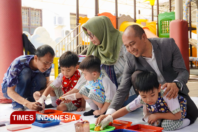 Sugito Adhi (kanan) turut membantu anak TK membatik. (FOTO: Mercure Surabaya for TIMES Indonesia)