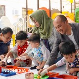 Peringati Hari Batik, Mercure Surabaya Grand Mirama Ajarkan Anak TK Bikin Batik Jumputan dari Linen Bekas Hotel