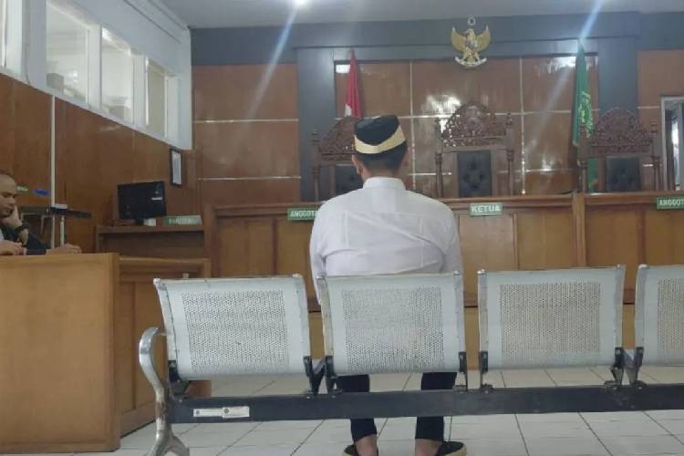 Terdakwa kasus asusila seorang dokter kandungan terhadap sejumlah pasiennya bersiap mengikuti sidang putusan di Pengadilan Negeri Kabupaten Garut, Jawa Barat, Kamis (2/10/2025). (ANTARA/Feri Purnama)