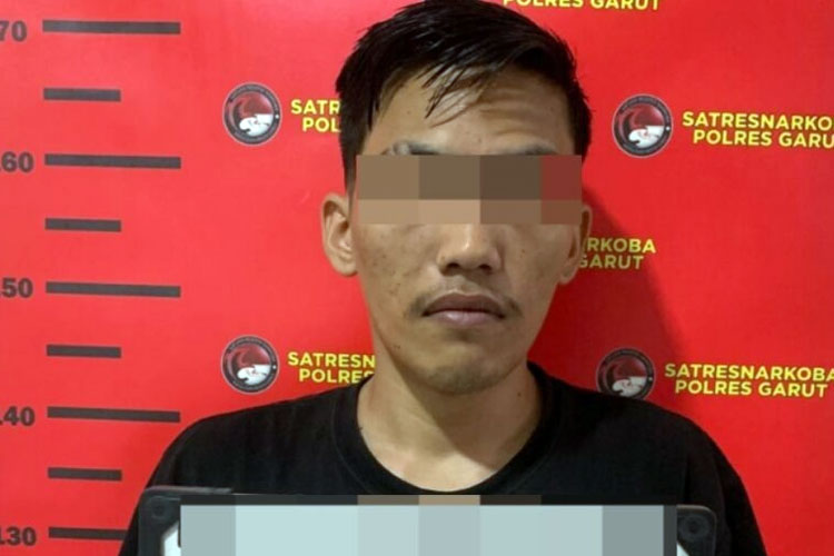 Seorang pria asal Aceh berinisial J (26) diamankan Satresnarkoba Polres Garut, Akiba tindak pidana peredaran obat keras. (Foto : Humas Polres Garut)