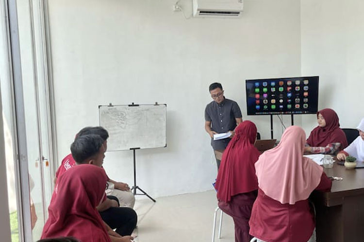 Dosen Prodi Pendidikan Bahasa Inggris (PBI) UNUSIDA yang dipimpin oleh Ryan Purnomo, S.Pd., M.Pd., menginisiasi pemanfaatan ELSA interaktif dalam modernisasi pembelajaran Bahasa Inggris di Pondok Pesantren Baitul Qur’an Krembung. (Foto: Istimewa)
