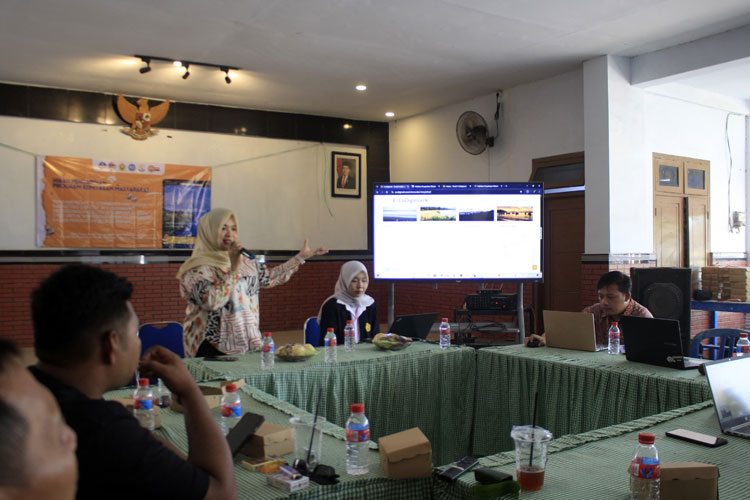 Tim Penelitian dan Pengabdian kepada Masyarakat (DPPM) 2025 Universitas Jember (UNEJ) saat memberikan materi terkait e-commerce kepada anggota BUMDes Puger Kulon Sejahtera, Kecamatan Puger, Kabupaten Jember. (Foto: Unej)