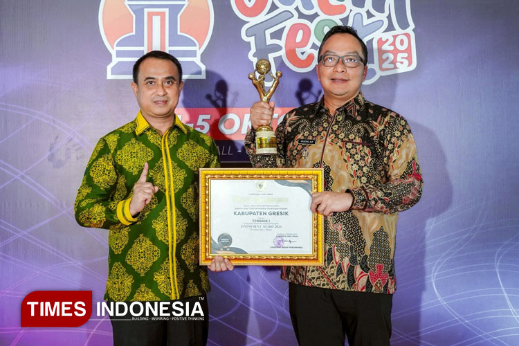 Wabup Gresik dr Asluchul Alif (Kanan) bersama Kepala DPMPTSP Reza Pahlevi (Kiri) usai menerima Investment Award 2024 (Foto: Diskominfo Gresik for TIMES Indonesia).
