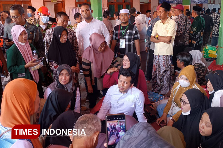 Wagub Jatim, Emil Dardak turun langsung ke posko memberikan dukungan bagi keluarga korban. (FOTO: Devi Ismayanti/TIMES Indonesia)
