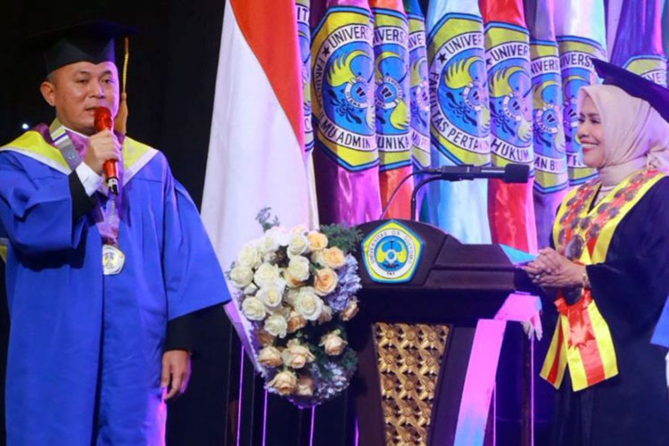 Wamen HAM Mugiyanto Resmi Sandang Gelar Magister Administrasi dari Unitomo Surabaya