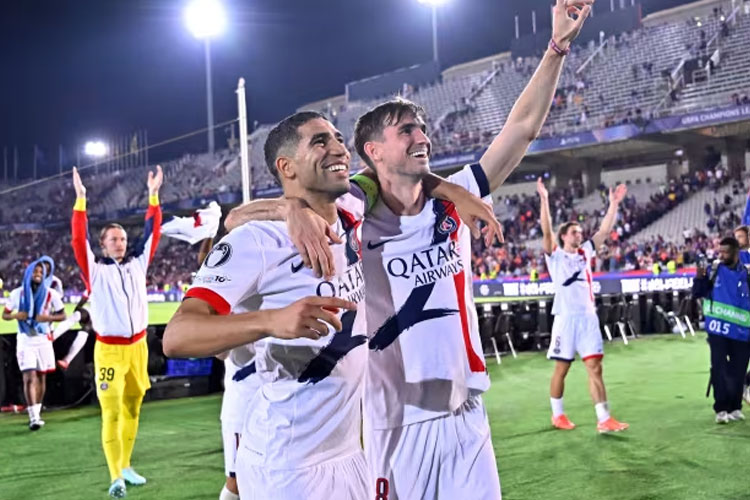 Pemain PSG menyapa fans usai menang 2-1 atas tuan rumah Barcelona pada laga kedua Liga Champions, Kamis (2/10/2025) dini hari. (Foto: PSG)