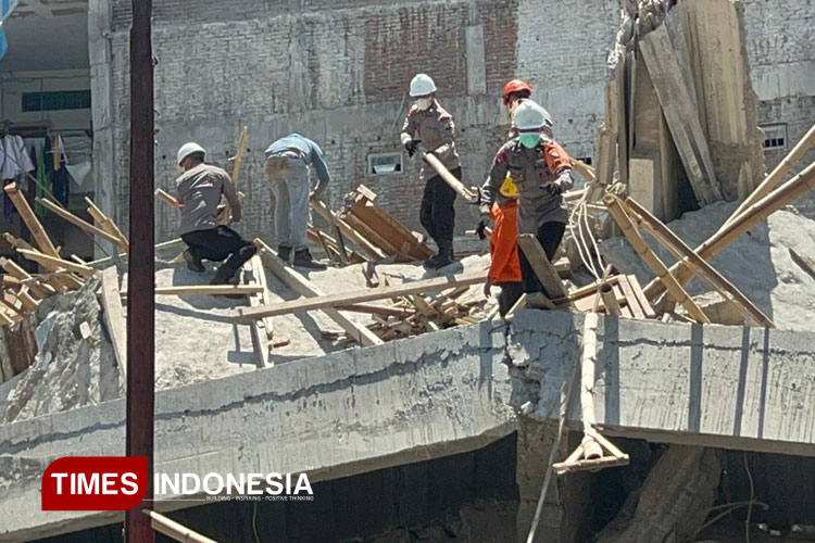 Anggota Polresta Sidoarjo membantu proses evakuasi bangunan musala ambruk di Ponpes Al-Khoziny. (Foto: Rudi/TIMES Indonesia)