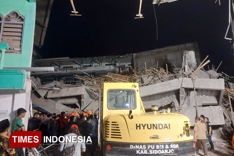 evakuasi-terhadap-7-korban-reruntuhan-b.jpg