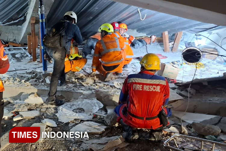 evakuasi-terhadap-7-korban-reruntuhan-v.jpg