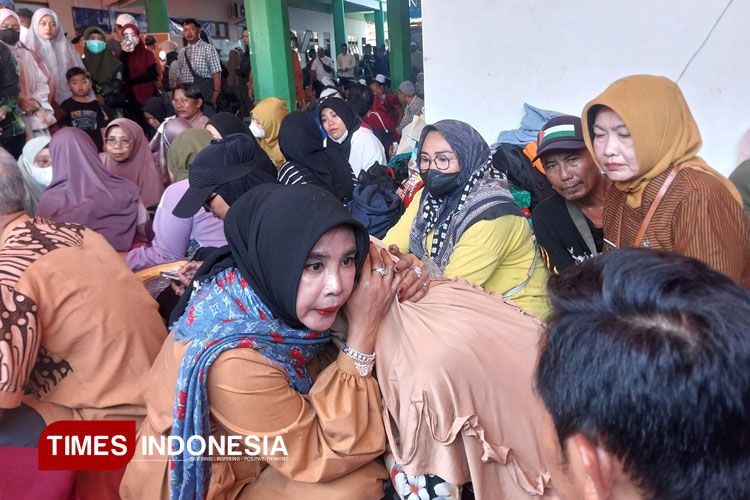 Mimik Idayana Ketua DPC Gerindra sekaligus Wakil Bupati Sidoarjo memberikan pelukan hangat sebagai dorongan moral untuk keluarga korban musibah Ponpes Al Khoziny. (FOTO: Syaiful Bahri/TIMES Indonesia)