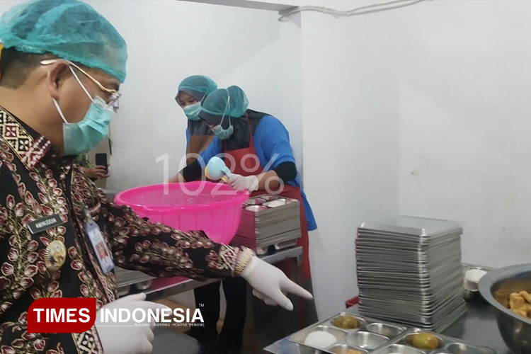 Wali Kota saat melakukan Inspeksi ke beberapa SPPG di Kota Probolinggo. (FOTO: Sri Hartini/TIMES Indonesia)