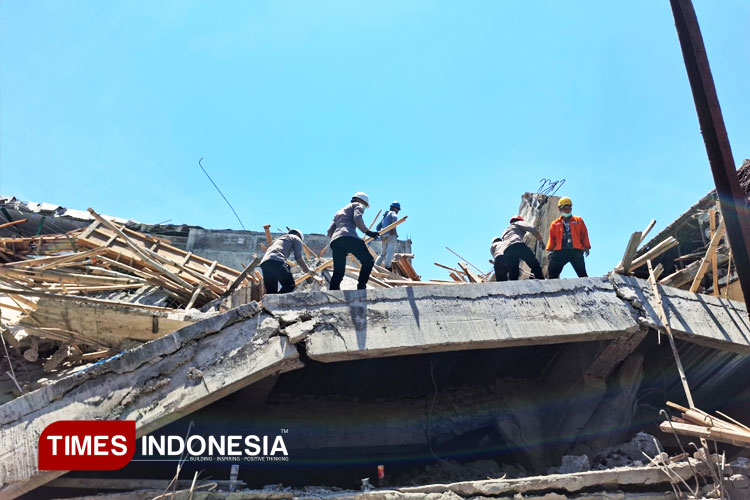 Tim Sar Brimob Polda Jatim membantu menyisir puing runtuhan bangunan Ponpes Al- Khoziny, Kamis (2/10/2025). (FOTO: Hamida Soetadji/TIMES Indonesia)