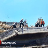 Tim SAR Brimob Polda Jatim Sisir Puing Bangunan Roboh di Ponpes Al Khoziny