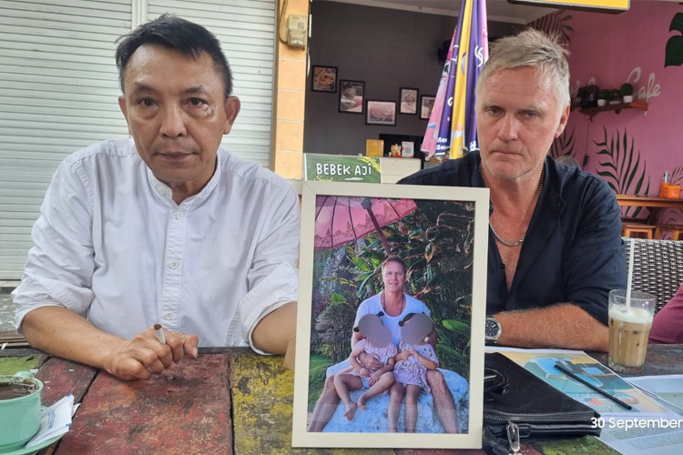 Kuasa hukum Paul La Fontaine memperlihatkan foto anak kembar kliennya. (FOTO: Zohra/Istimewa)