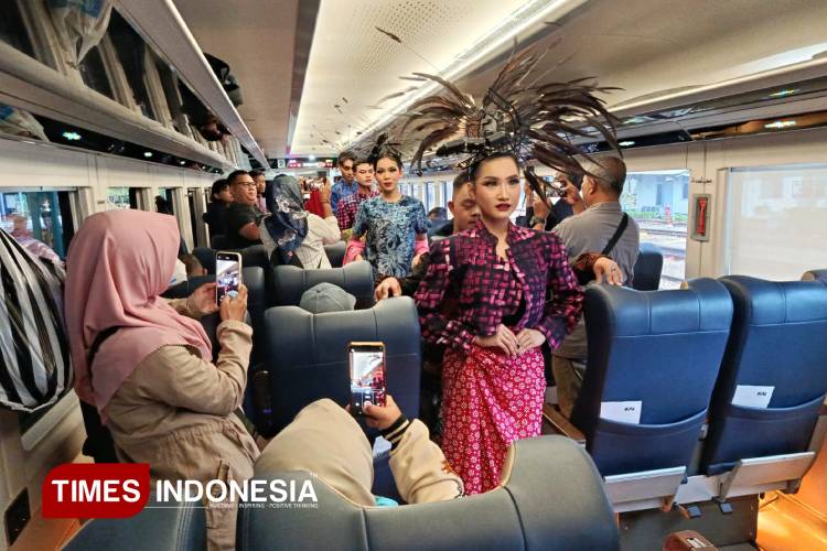 Para model memperagakan busana batik di area stasiun dan gerbong kereta api di momen Hari Batik Nasional 2025. (Foto: Yupi Apridayani/TIMESIndonesia)