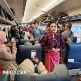 Peragaan Busana di Area Tunggu dan Gerbong KA, Peringatan Unik Hari Batik di Stasiun Madiun