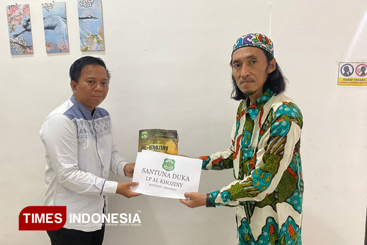 Pesantren Al-Khoziny, Buduran, Sidoarjo, menyerahkan santunan kepada keluarga almarhum Muhammad Sholeh bin Abdurrahman (22), salah satu santri yang wafat akibat runtuhnya mushala pesantren  Al Khoziny. (Foto: Rudi Mulya/TIMES Indonesia)