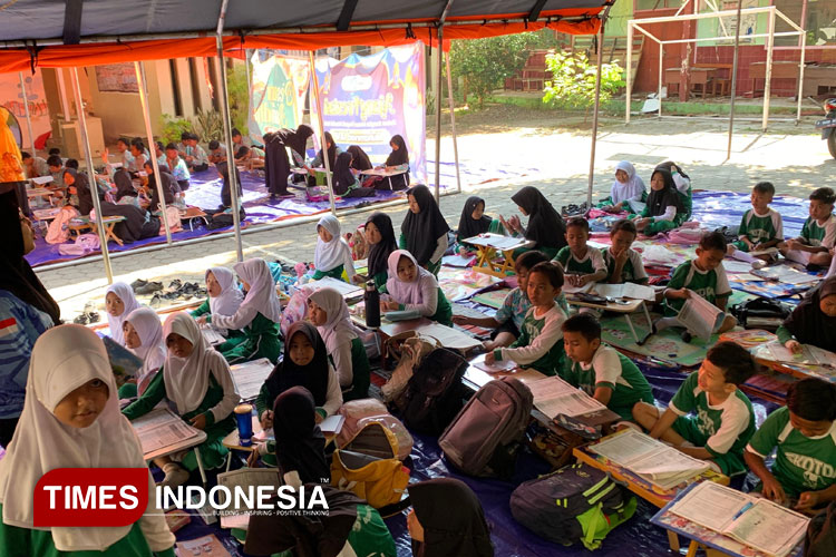 Kelas Rusak Akibat Gempa, Siswa SDN Kota Kulon 2 Bondowoso Terpaksa Belajar di Bawah Tenda