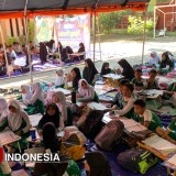 Kelas Rusak Akibat Gempa, Siswa SDN Kota Kulon 2 Bondowoso Terpaksa Belajar di Bawah Tenda