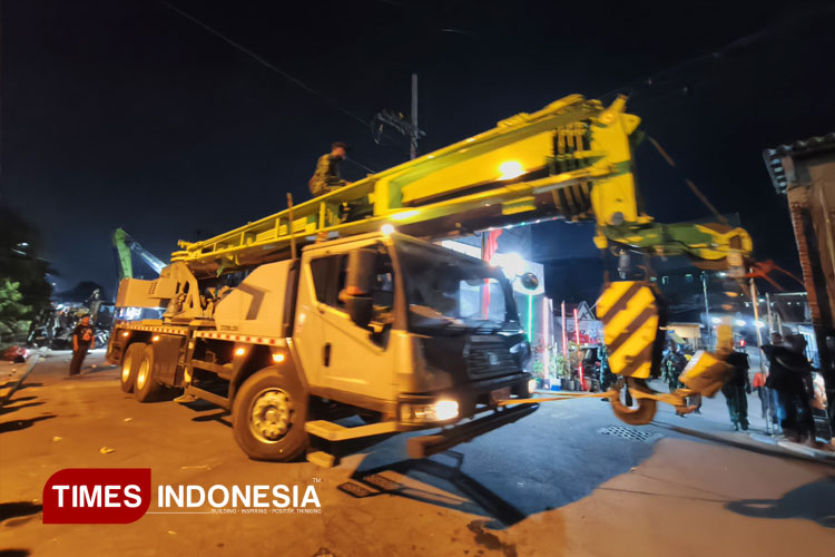 televisi-proses-evakuasi-bangunan-mushala-Ponpes-Al-Khoziny-2.jpg