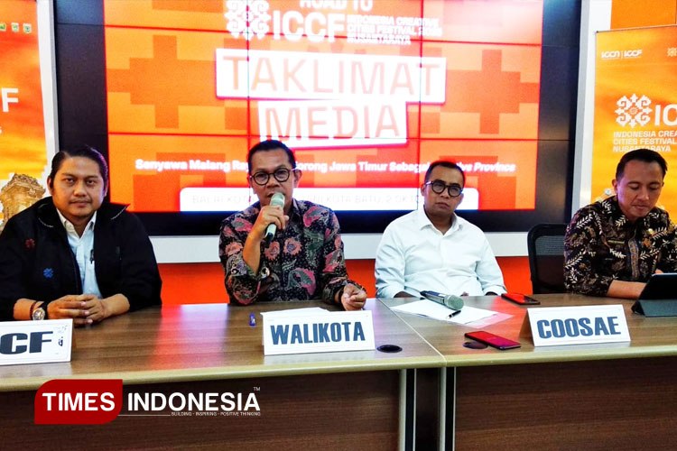Wali Kota Batu, Nurochman bersama Ketua Umum ICCN TB. Fiki C. Satari dan Ketua OC ICCF 2025, Sam Vicky Arief H memberikan keterangan kepada pers, terkait pelaksanaan ICCF tahun 2025 di Malang Raya. (FOTO: Muhammad Dhani Rahman/TIMES Indonesia)
