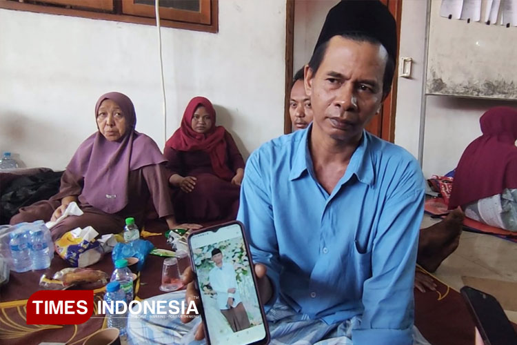 Keluarga Pasrah dan Ikhlas, Harap Cemas Menanti Evakuasi Santri Ponpes Al Khoziny