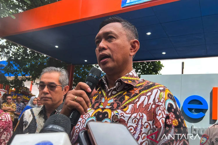 Direktur Utama Perum Bulog Ahmad Rizal Ramdhani (kanan) menyampaikan keterangan kepada awak media pada acara peluncuran Beloft Bulog Business District di Kelapa Gading, Jakarta Utara, Kamis (2/10/2025). (FOTO: ANTARA/Harianto)