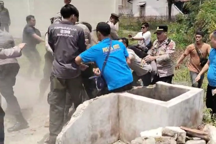 Aparat melerai bentrokan dalam aksi demontrasi di PT Trio Food Haurwangi Cianjur. (FOTO: Tangkapan layar video amatir warga)