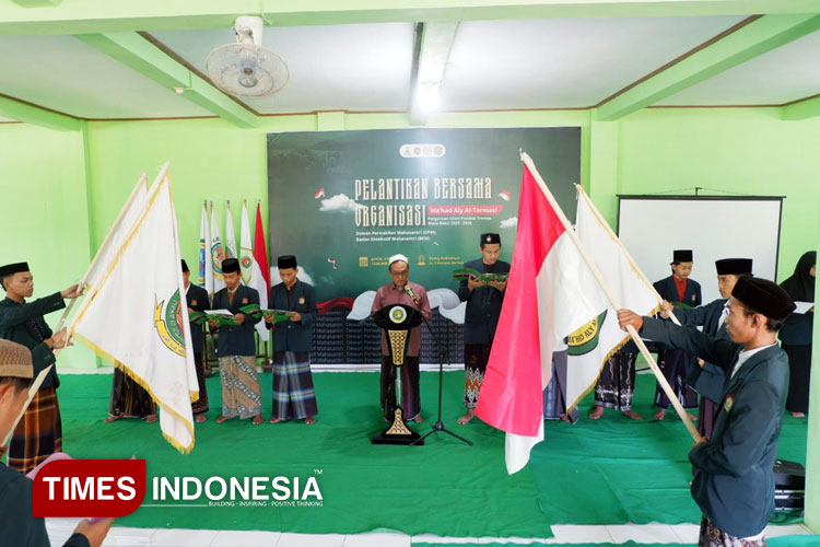 Pelantikan Pengurus Dewan Perwakilan Mahasantri (DPM) dan Badan Eksekutif Mahasantri (BEM) Ma'had Aly Al-Tarmasi Pacitan periode 2025–2026, Jumat (3/10/2025). (FOTO: Yusuf Arifai/TIMES Indonesia)